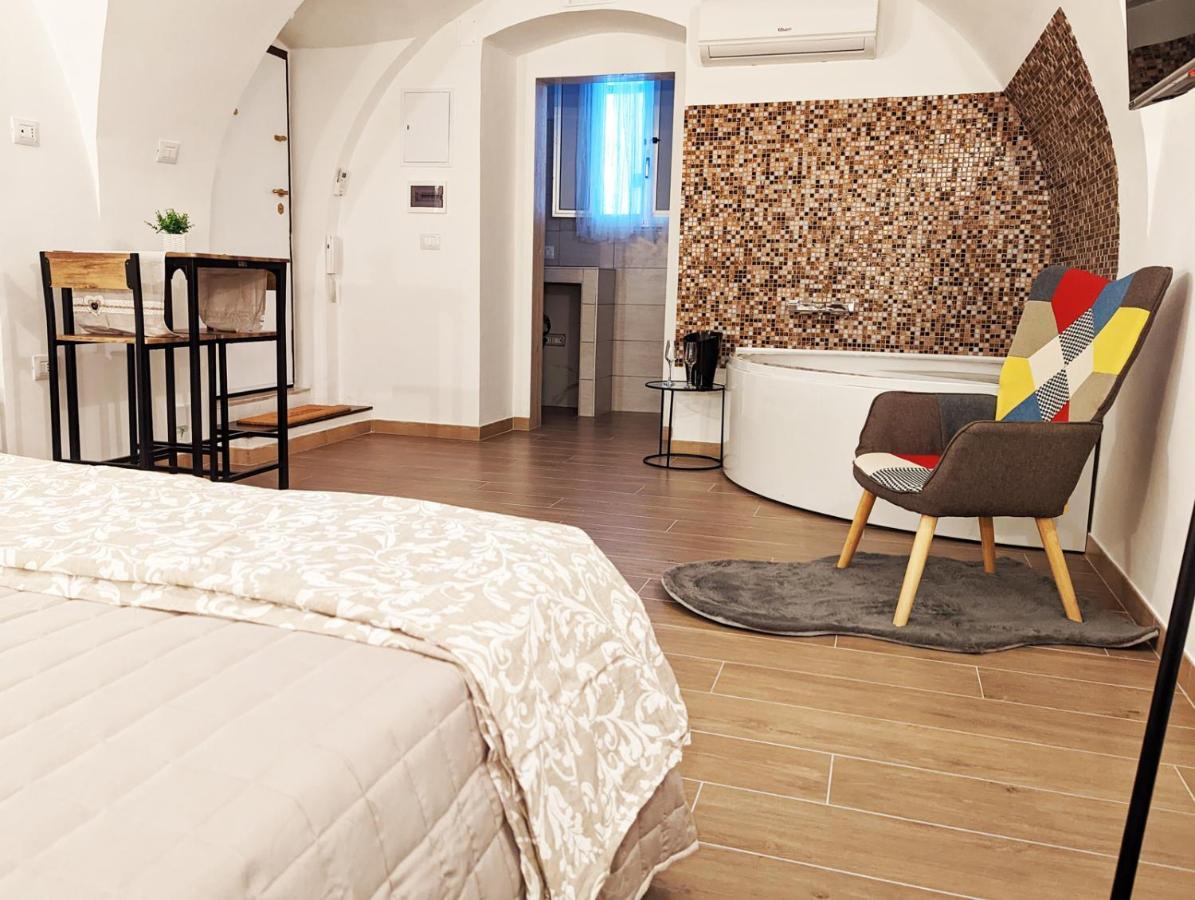 Dama Suite Love & Private Jacuzzi Bari Bagian luar foto
